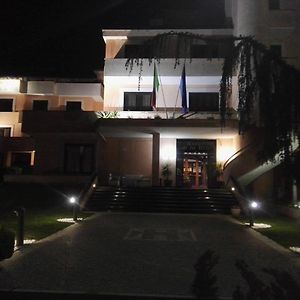 Hotel De La Ville & Centro Congressi Μπενεβέντο Exterior photo