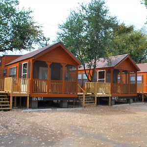 Rustic Creek Ranch Resort At North Jellystone Park Burleson Exterior photo