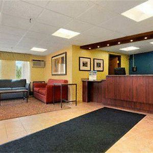 Super 8 Milwaukee West Ξενοδοχείο Wauwatosa Interior photo