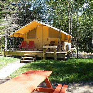 Les Prets A Camper Du Camping Tadoussac Ξενοδοχείο Exterior photo