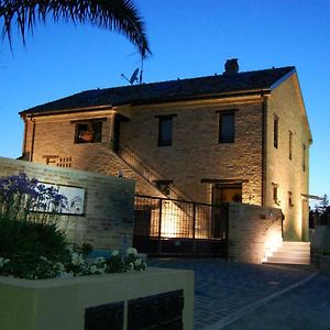 La Tana Dei Leoni Bed and Breakfast Monsampolo Del Tronto Exterior photo