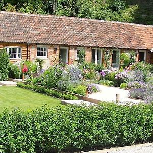 The Courtyard At Park Farm Bed and Breakfast Σαλισμπέρι Exterior photo